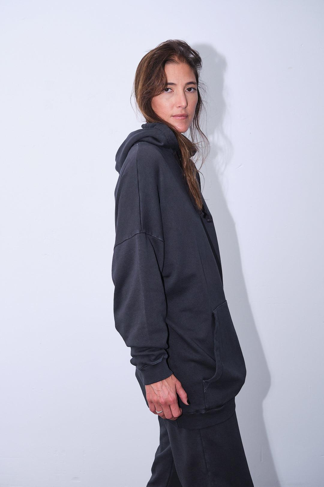 SUDADERA NEGRA OVERSIZE